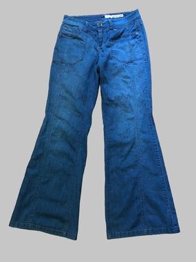 🔥 Y2K Vibe DKNY Wide-Leg Flare Jeans – Size 8